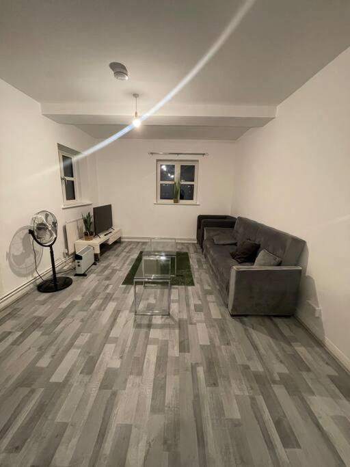 Lovely Spacious Entire 1 Bedroom Apartment - New Management Londres Extérieur photo