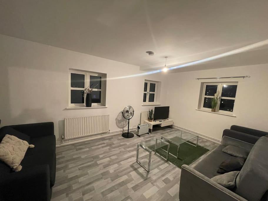 Lovely Spacious Entire 1 Bedroom Apartment - New Management Londres Extérieur photo