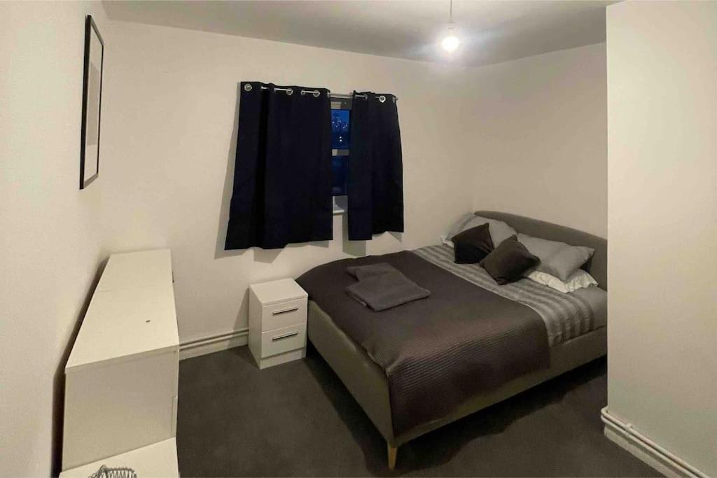 Lovely Spacious Entire 1 Bedroom Apartment - New Management Londres Extérieur photo