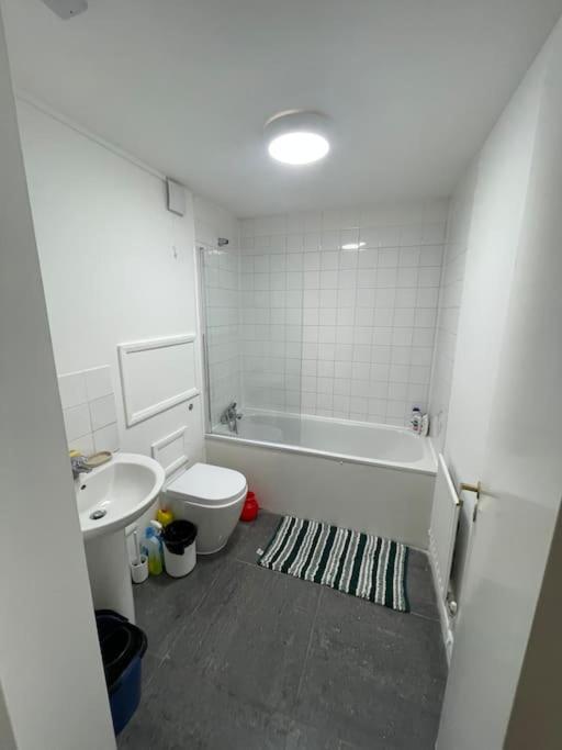 Lovely Spacious Entire 1 Bedroom Apartment - New Management Londres Extérieur photo